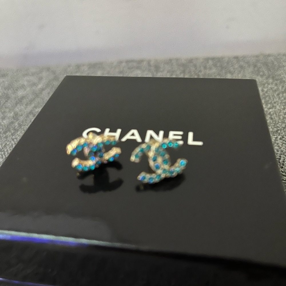 Chanel stud earrings - Picture 2 of 7